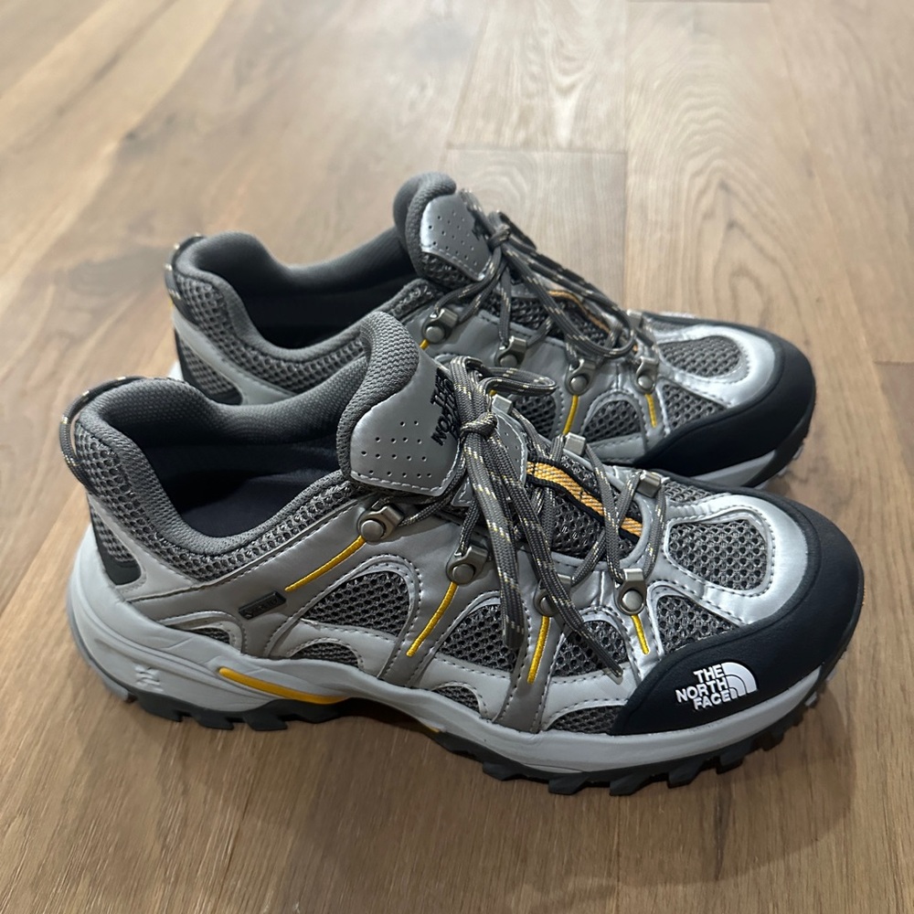 The North Face Hedgehog 06 RVST Gore-Tex hiking sneakers - grey/silver/yellow